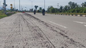Cangkang sawit berserakan di jalan Bypass Padang ancam pengendara. (Herru Iriawan/Radarsumbar.com)