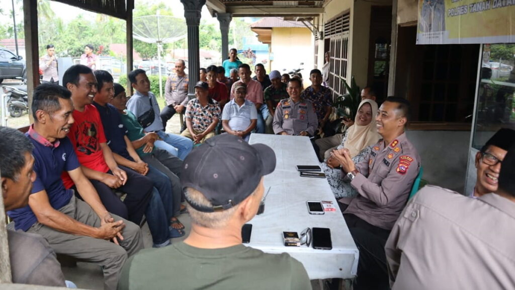 Ngobrol santai ala Kapolres Tanah Datar, AKBP Ruly Indra Wijayanto bersama masyarakat di wilayah hukum yang dipimpinnya. (Dok. Polres Tanah Datar)