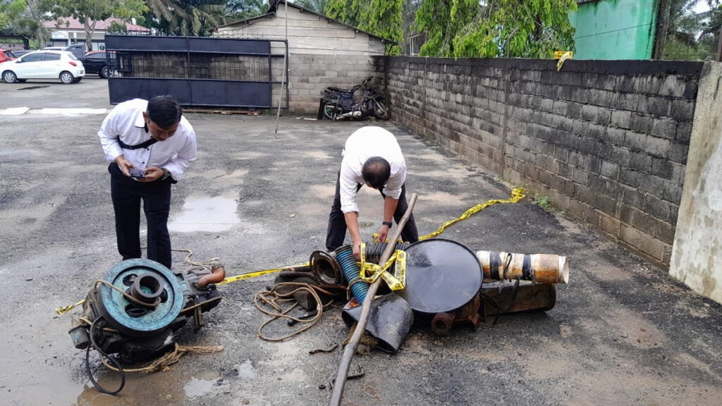 Barang bukti tambang ilegal yang disita Polres Dharmasraya dari penambang ilegal yang ditangkap pada Senin (16/1/2023) malam. (Foto: radarsumbar.com / Dok. Satreskrim Polres Dharmasraya)