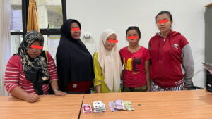 Emak-emak pelaku judi jenis song ditangkap polisi di Painan, tujuh di antaranya perempuan. (Foto: radarsumbar.com/Dok. Polres Pessel)