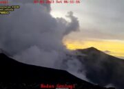 Erupsi Eksplosif, Gunung Marapi Lontarkan Abu Setinggi 300 Meter