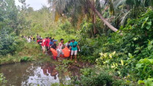 Evakuasi jasad pemuda bernama Putra Harianto, 23 tahun, yang ditemukan tewas membusuk dalam lumpur parit. (Dok. Polres Pariaman)