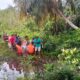 Evakuasi jasad pemuda bernama Putra Harianto, 23 tahun, yang ditemukan tewas membusuk dalam lumpur parit. (Dok. Polres Pariaman)