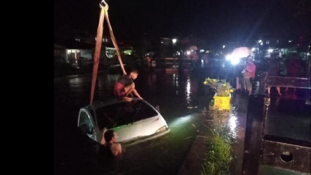 Evakuasi mobil masuk banda bakali Tabing. (Dok. Istimewa)