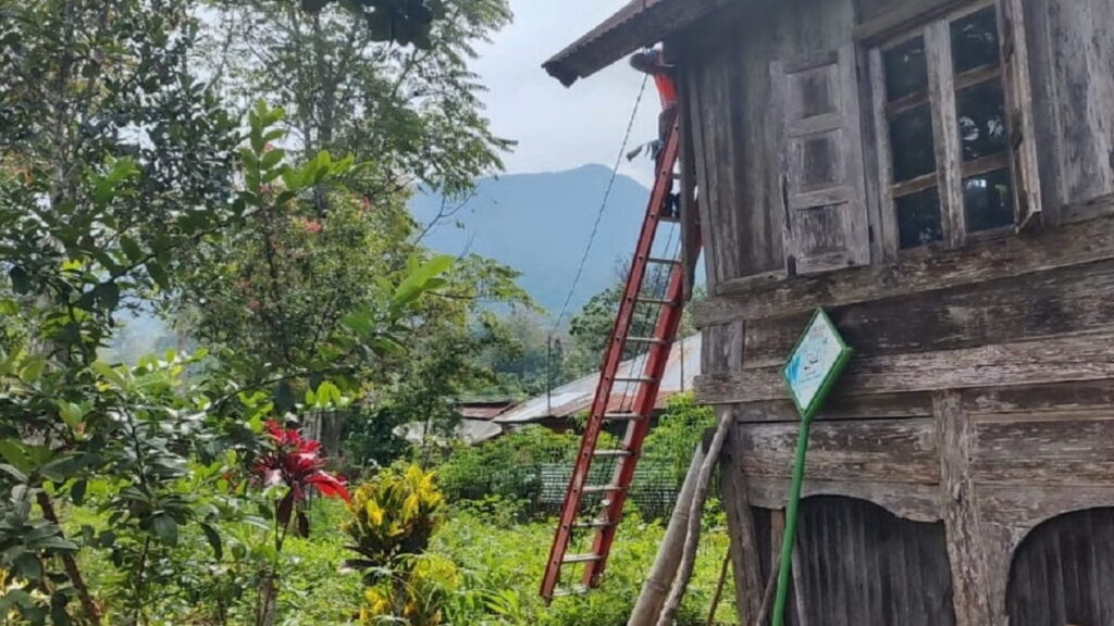 Andre Rosiade langsung menelepon Direktur PLN terkait kabel membahayakan rumah warga di Agam. (istimewa)