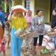 Warga Batu Busuk yang jadi korban banjir, tampak bahagia menerima bantuan paket sembako dari PT Semen Padang. (Dok. Humas)