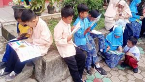 Kegiatan membaca siswa SD di Padang. (istimewa)