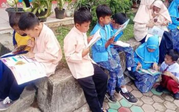 Kegiatan membaca siswa SD di Padang. (istimewa)