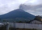 Gunung Kerinci Lontarkan Abu Setinggi 900 Meter, PVMBG: Berpotensi Ganggu Jalur Penerbangan
