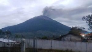 Gunung Kerinci, yang terletak di Kabupaten Kerinci, Jambi dan Kabupaten Solok Selatan, Sumatera Barat, mengalami erupsi pada Rabu (11/1/2023) pagi. (ANTARA/HO-Pos Pengamatan Gunung Api Kerinci)