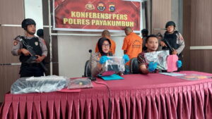 Pemaparan pelaku kasus pencurian kotak infak di Polres Payakumbuh. (Foto: Dok. Istimewa)