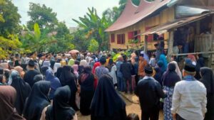 Masyarakat Dharmasraya berbondong hadiri pemakaman Datuak Rajo Medan. (Istimewa)