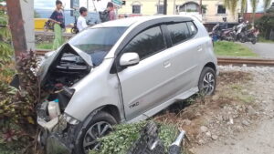 Mobil dihantam KA Sibinuang di kawasan Koto Tangah. (istimewa)