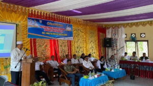 Bupati Pasaman Barat Hamsuardi saat menghadiri Musyawarah Rencana Pembangunan di Kecamatan Luhak Nan Duo dan memprioritaskan pengentasan kemiskinan ekstrim. (ANTARA/Altas Maulana)