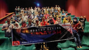Bekerjasama dengan MD Entertainment, di awal tahun ini Telkomsel kembali memanjakan lebih dari 100 pelanggan kota Padang dengan program nonton bareng gratis film Hidayah di XXI Transmart Padang (27/1/2023). (Dok. Telkomsel)