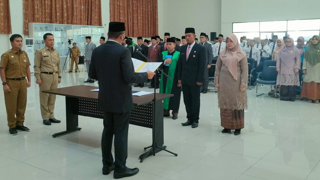 Pelantikan sejumlah pejabat administrator dan fungsional di lingkungan Pemko Padang. (Foto: Dok. Istimewa)