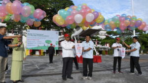 Pelepasan balon oleh Dirut Semen Padang dalam rangka perayaan bulan K3 Nasional. (Humas Semen Padang)