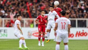 Pemain Timnas Indonesia dan pemain Vietnam berebut bola dalam semifinal leg 1 Piala AFF 2022, Pertandingan berakhir imbang tanpa gol. (istimewa)