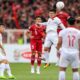 Pemain Timnas Indonesia dan pemain Vietnam berebut bola dalam semifinal leg 1 Piala AFF 2022, Pertandingan berakhir imbang tanpa gol. (istimewa)