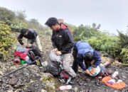 Tim Penyapu Paksa Turun Puluhan Pendaki Pascaerupsi Gunung Marapi