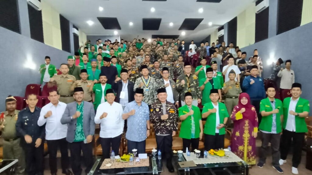 Pengurus GP Ansor foto bersama pengurusa Sumnbar dan jajaran penasehat serta undangan. (Dok. Istimewa)