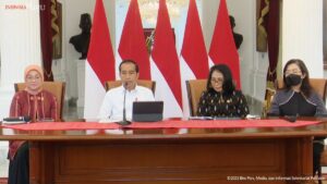 Presiden Jokowi memberikan pernyataan mengenai RUU PPRT didampingi Menaker Ida Fauziyah, Menteri PPPA Bintang Puspayoga, dan Deputi V Kantor Staf Presiden Jaleswari Pramodhawardani, di Istana Negara, Jakarta, Rabu (18/01/2022). (Sumber: Tangkapan Layar)