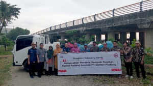Program Nabung Sarok di Pantai Puruih, Padang. (Dok. Humas PTSP)