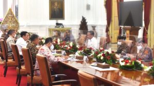 Presiden Jokowi memimpin Ratas mengenai Pengembangan Ekosistem Kendaraan Listrik, di Istana Merdeka, Jakarta, Jumat (13/01/2023). (Foto: Humas Setkab/Agung)