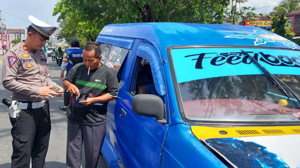 Razia KIR dan pajak angkot di Padang. (Dok. Dishub Padang)