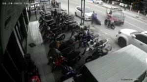 Rekaman CCTV jambret ditangkap yang diamankan polisi di kawasan Ampang. (Tangkapan Layar)