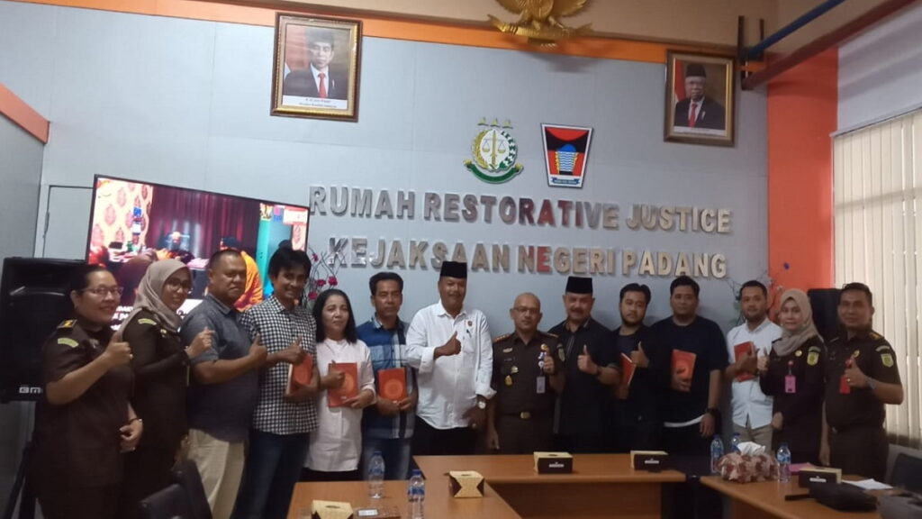 Pemberian Restorative Justice (RJ) terhadap dua pihak satu keluarga yang berperkara. (Foto: Dok. Istimewa)