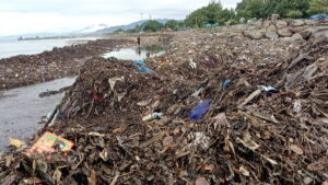 Tumpukan sampah di sepanjang Pantai Padang pasca hujan deras dan banjir yang terjadi pada Senin (23/1/2023). (Foto: Dok. Istimewa)