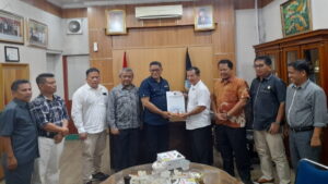 Penyerahan surat hak interpelasi dari sejumlah anggota DPRD Padang dari empat fraksi kepada pimpinan. (Foto: Dok. Istimewa)