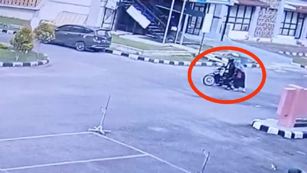 Pelaku pencurian barang berharga di lingkungan UNP terekam CCTV. (Foto: Dok. Istimewa)