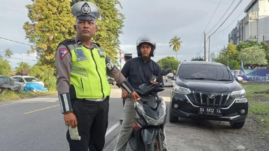 Tilang manual Satlantas Polres Padang Pariaman. (istimewa)