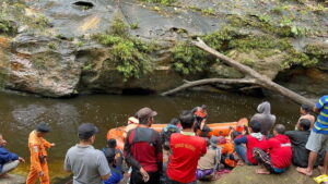Pencarian nelayan hilang saat mencari ikan di sungai kawasan Gunung Malintang, Kecamatan Pangkalan, Kabupaten Limapuluh Kota. (Foto: radarsumbar.com/ Dok. Basarnas)