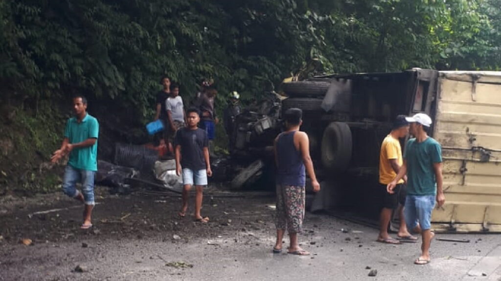 Kecelakaan truk pembawa limbah B3 di Silaiang Bawah pada Selasa (17/1/2023) siang. (Foto: radarsumbar.com / Dok. Polres Padang Panjang)