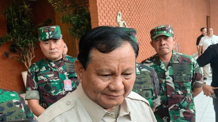 Menteri Pertahanan Prabowo Subianto memberi keterangan kepada awak media seusai menghadiri pelepasan keberangkatan bantuan kemanusiaan Tahap I untuk korban gempa Turki di Lapangan Udara Halim Perdanakusuma, Jakarta, Sabtu (11-2-2023). ANTARA/Gilang Galiartha