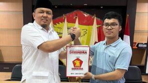 Bacaleg DPRD DKI Jakarta Braditi Moulevey mengembalikan formulir pendaftaran ke Kantor DPD Gerindra Jakarta, Selasa (21/2/2023). (Dok. Pribadi)