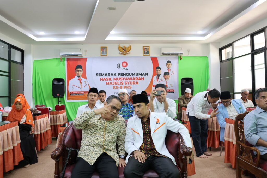 Pengurus DPW PKS Sumbar dan para tokoh masyarakat menggelar nonton bareng pengumuman calon Presiden dari PKS di Kantor DPW PKS Sumbar.