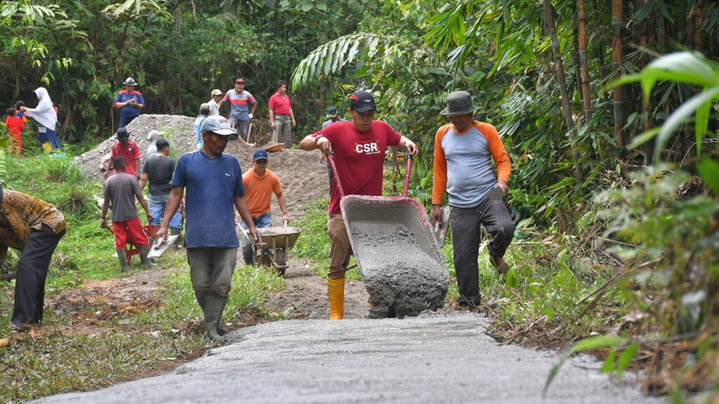 CSR Semen Padang betonisasi jalan di Bukik Gaduik. (Dok. Humas)