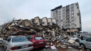 Kondisi kerusakan bangunan pascagempa bumi dahsyat mengguncang Turki, Senin (6-2-2023). ANTARA/Xinhua/aa.