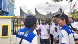 Unjuk rasa dari Forum Serikat Pekerja Metal Indonesia (FSPMI) melakukan unjuk rasa di Kantor PLN Unit UID Sumbar pada Selasa (14/2/2023) siang. (Foto: Dok. Muhammad Aidil)