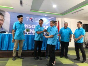 Ketua DPN Gelora Indonesia Anis Matta menyerahkan SK Ketua DPW Gelora Sumbar kepada Benny Jovial di Jakarta.