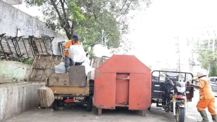 Petugas sedang melakukan pemilahan sampah di kontainer sampah di Kota Batusangkar, Kabupaten Tanah Datar.  (Antara/Etri Saputra)