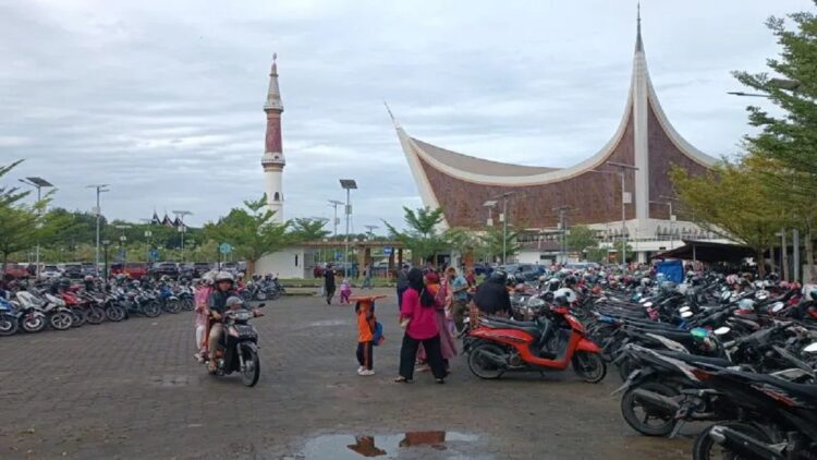 Masjid Raya Sumatera Barat. (ANTARA/Miko Elfisha)