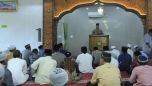 Irwasda Polda Sumbar jumat curhat di Masjid Nurul Yaqin Teluk Kabung. (Dok. Bidhumas)