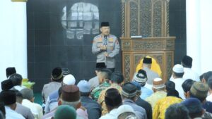 Jumat curhat Kapolda Sumbar di Masjid Jamiatul Huda Katapiang, Kecamatan Kuranji, Kota Padang. (Dok. Humas)