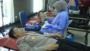 Kapolda dan jajaran PJU Polda Sumbar melakukan donor darah. (Dok. Bidhumas)