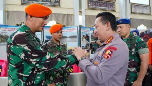 Kapolri beri selamat personel TNI dan tim gabungan yang evakuasi Kapolda Jambi. (Dok. Divhumas)